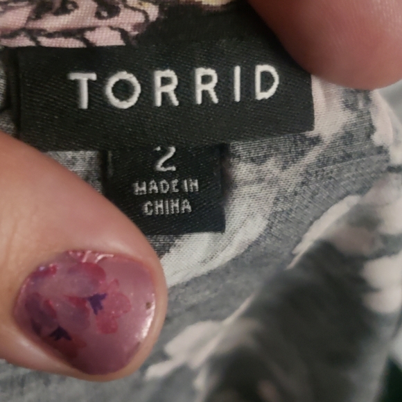 Plus Size 2X Black Floral Dress Cold Shoulder Dress Torrid - Picture 4 of 5